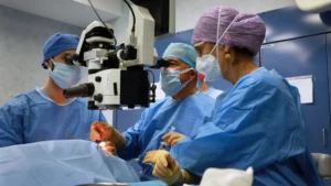 L'&eacute;quipe di Oftalmologia del Sant'Orsola di Bologna al microscopio operatorio durante un trapianto di cornea ibrida